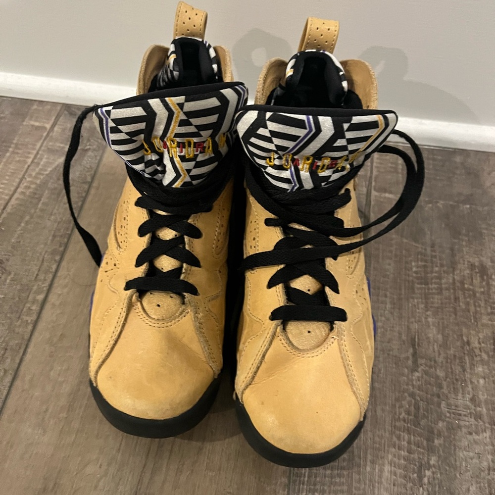 Jordan 6- tan size 5.5